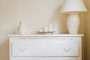 Move a stylish chest of drawers in the bedroom