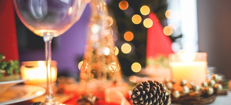 Decoration on a table in front of a Christmas tree 