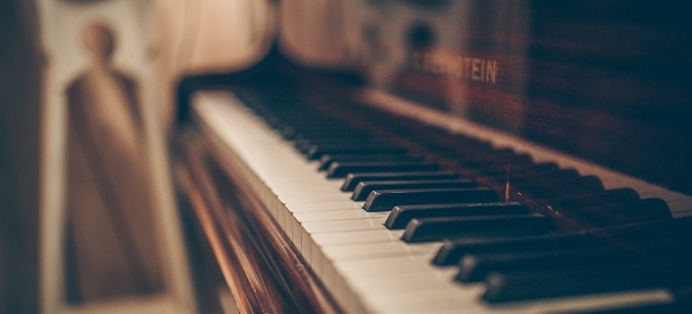 a side view of a piano